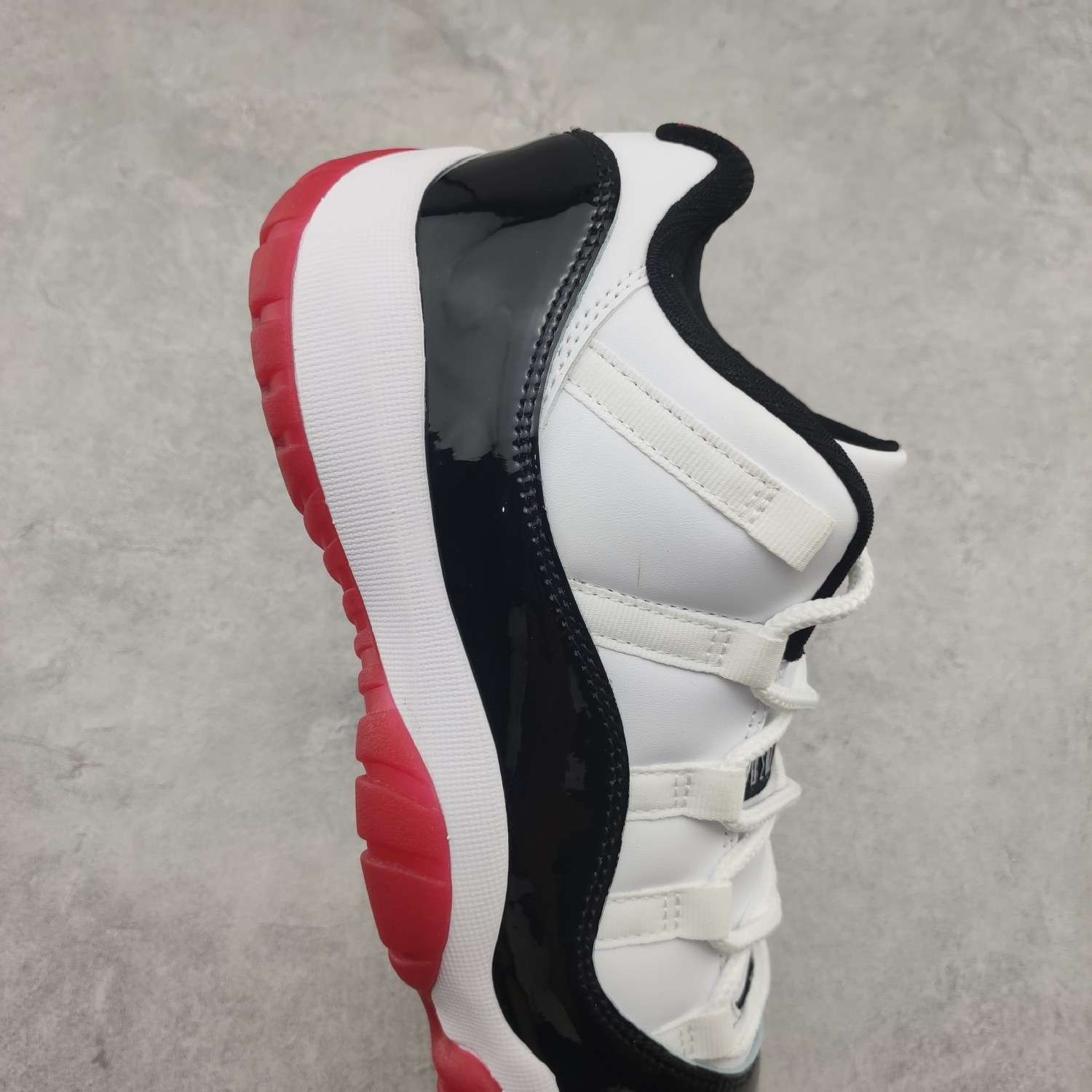 Air Jordan 11 Retro Low Concord Bred AV2187-160 Replica